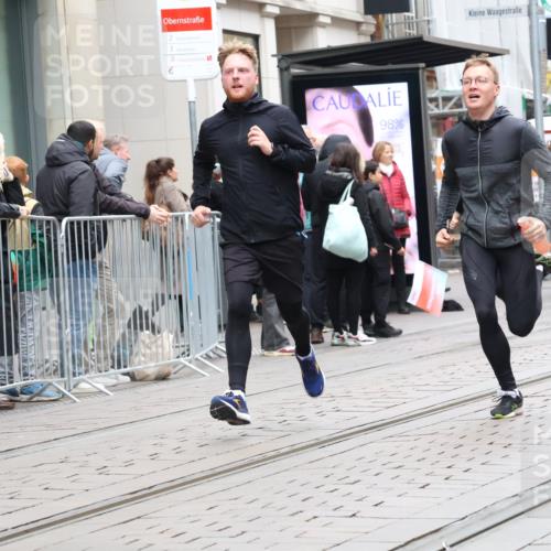 05.10.2025 - 20. swb-Marathon Bremen Strokosch-Dieckow http://msf.ph/oto/9276270 05.10.2025 11:14:20 Ziel 9303, 9861, 9970, 10292, 10602, 10722, 11072, 11139, 11448, 11473, 11557, 9303, 9861, 9970, 10292, 10602, 10722, 11072, 11139, 11448, 11473, 11557 meine-sportfotos.de