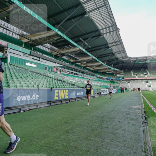 05.10.2025 - 20. swb-Marathon Bremen Michael Burmester http://msf.ph/oto/9276277 05.10.2025 10:22:18 Laufen im Stadion 7111, 9341, 9586, 9755, 9809, 10358, 10409, 10517, 10704, 10775, 10862, 11021, 11132, 11176, 11213, 11430, 9565, 10347, 10425, 10501, 11176, 11213, 11465 meine-sportfotos.de