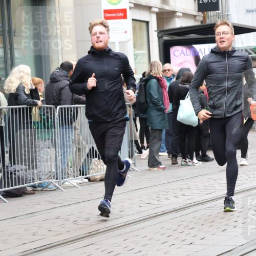 05.10.2025 - 20. swb-Marathon Bremen Strokosch-Dieckow http://msf.ph/oto/9276281 05.10.2025 11:14:20 Ziel 9303, 9861, 9970, 10292, 10602, 10722, 11072, 11139, 11448, 11473, 11557, 9303, 9861, 9970, 10292, 10602, 10722, 11072, 11139, 11448, 11473, 11557 meine-sportfotos.de
