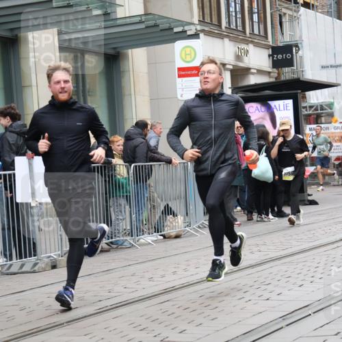 05.10.2025 - 20. swb-Marathon Bremen Strokosch-Dieckow http://msf.ph/oto/9276308 05.10.2025 11:14:21 Ziel 9303, 9861, 9970, 10292, 10602, 10722, 11072, 11139, 11448, 11473, 11557, 9303, 9861, 9970, 10292, 10602, 10722, 11072, 11139, 11448, 11473, 11557 meine-sportfotos.de