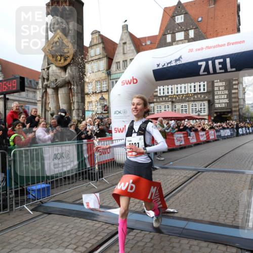 05.10.2025 - 20. swb-Marathon Bremen Yannick Fuchs http://msf.ph/oto/9276311 05.10.2025 12:37:39 Ziel 302, 1101 meine-sportfotos.de