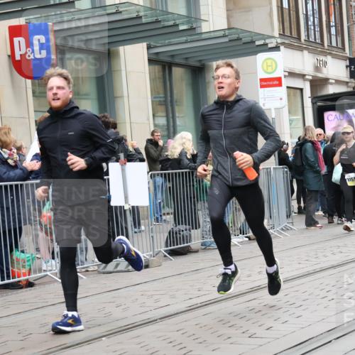 05.10.2025 - 20. swb-Marathon Bremen Strokosch-Dieckow http://msf.ph/oto/9276321 05.10.2025 11:14:21 Ziel 9303, 9861, 9970, 10292, 10602, 10722, 11072, 11139, 11448, 11473, 11557, 9303, 9861, 9970, 10292, 10602, 10722, 11072, 11139, 11448, 11473, 11557 meine-sportfotos.de
