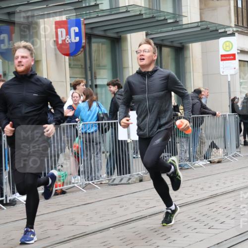05.10.2025 - 20. swb-Marathon Bremen Strokosch-Dieckow http://msf.ph/oto/9276332 05.10.2025 11:14:21 Ziel 9303, 9861, 9970, 10292, 10602, 10722, 11072, 11139, 11448, 11473, 11557, 9303, 9861, 9970, 10292, 10602, 10722, 11072, 11139, 11448, 11473, 11557 meine-sportfotos.de