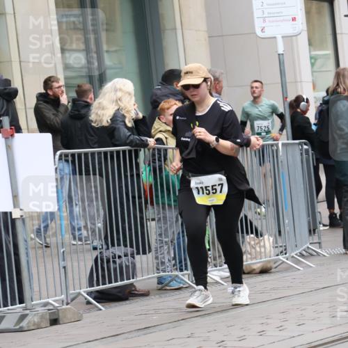 05.10.2025 - 20. swb-Marathon Bremen Strokosch-Dieckow http://msf.ph/oto/9276360 05.10.2025 11:14:23 Ziel 9303, 9861, 9970, 10292, 10602, 10722, 11072, 11139, 11448, 11473, 11557, 9303, 9861, 9970, 10292, 10602, 10722, 11072, 11139, 11448, 11473, 11557 meine-sportfotos.de