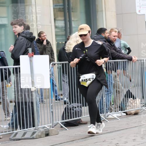 05.10.2025 - 20. swb-Marathon Bremen Strokosch-Dieckow http://msf.ph/oto/9276374 05.10.2025 11:14:24 Ziel 9303, 9861, 9970, 10602, 10722, 11139, 11345, 11448, 11473, 11557, 11607, 9303, 9861, 9970, 10602, 10722, 11139, 11345, 11448, 11473, 11557, 11607 meine-sportfotos.de