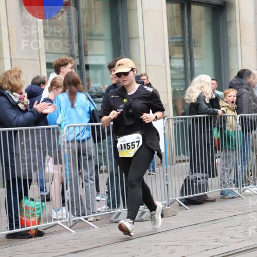 05.10.2025 - 20. swb-Marathon Bremen Strokosch-Dieckow http://msf.ph/oto/9276402 05.10.2025 11:14:24 Ziel 9303, 9861, 9970, 10602, 10722, 11139, 11345, 11448, 11473, 11557, 11607, 9303, 9861, 9970, 10602, 10722, 11139, 11345, 11448, 11473, 11557, 11607 meine-sportfotos.de