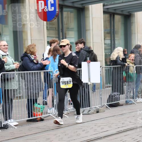05.10.2025 - 20. swb-Marathon Bremen Strokosch-Dieckow http://msf.ph/oto/9276416 05.10.2025 11:14:25 Ziel 9303, 9861, 9970, 10602, 10722, 11345, 11448, 11473, 11557, 11607, 9303, 9861, 9970, 10602, 10722, 11345, 11448, 11473, 11557, 11607 meine-sportfotos.de