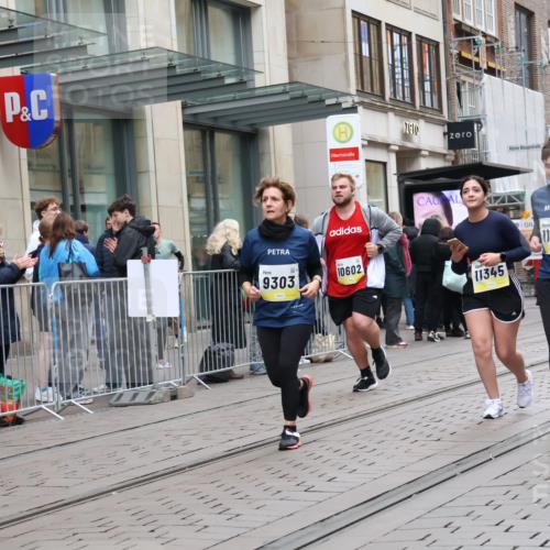 05.10.2025 - 20. swb-Marathon Bremen Strokosch-Dieckow http://msf.ph/oto/9276437 05.10.2025 11:14:26 Ziel 9303, 9861, 9970, 10602, 10722, 11345, 11448, 11473, 11557, 11607, 9303, 9861, 9970, 10602, 10722, 11345, 11448, 11473, 11557, 11607 meine-sportfotos.de