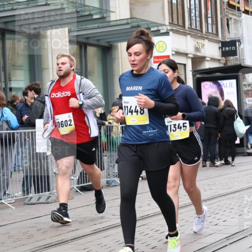05.10.2025 - 20. swb-Marathon Bremen Strokosch-Dieckow http://msf.ph/oto/9276493 05.10.2025 11:14:27 Ziel 9303, 9861, 9970, 10602, 10722, 11345, 11448, 11473, 11557, 11607, 9303, 9861, 9970, 10602, 10722, 11345, 11448, 11473, 11557, 11607 meine-sportfotos.de