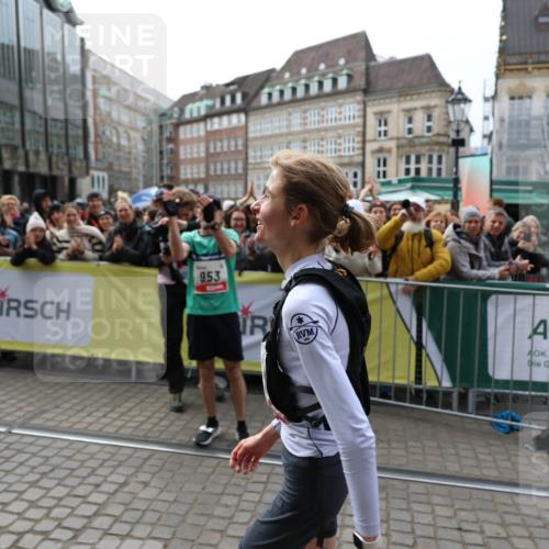 05.10.2025 - 20. swb-Marathon Bremen Yannick Fuchs http://msf.ph/oto/9276496 05.10.2025 12:37:42 Ziel 1101 meine-sportfotos.de