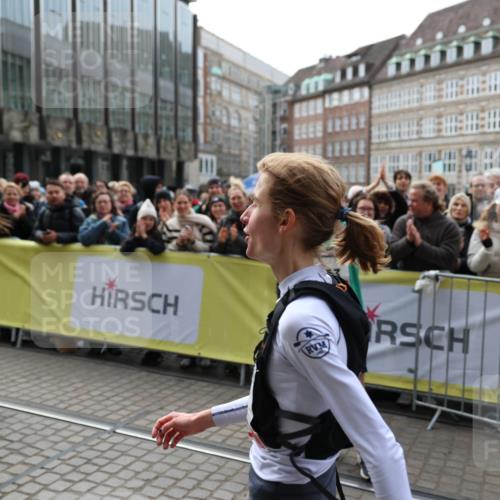 05.10.2025 - 20. swb-Marathon Bremen Yannick Fuchs http://msf.ph/oto/9276506 05.10.2025 12:37:42 Ziel 1101 meine-sportfotos.de
