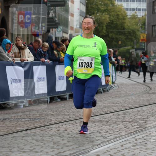 05.10.2025 - 20. swb-Marathon Bremen Strokosch-Dieckow http://msf.ph/oto/9276532 05.10.2025 11:12:43 Ziel 10186, 10190 meine-sportfotos.de