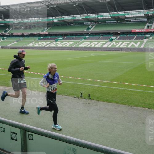 05.10.2025 - 20. swb-Marathon Bremen Michael Burmester http://msf.ph/oto/9276537 05.10.2025 12:54:44 Laufen im Stadion 53, 82, 104, 124, 132, 169, 289, 319, 417, 504, 524, 756, 944, 1308, 1474, 1483, 1517, 1543, 1721, 1873, 1896, 1897, 1945, 1976, 2024, 2180, 2265, 2274, 2431, 2494, 2573, 2767, 2841, 3069, 3193, 3212, 3224, 3359, 3436, 3531, 3703, 3848, 4257, 4595, 4672, 4816, 4837, 4919, 4949, 4958, 5022, 5206, 5452, 5666, 5869, 5978, 6184, 6583, 6683, 6853, 7052, 7232, 7279, 7494, 7508, 7814, 7928, 7986, 8642, 8653, 8737, 89, 250, 368, 458, 507, 950, 1165, 1460, 1489 meine-sportfotos.de