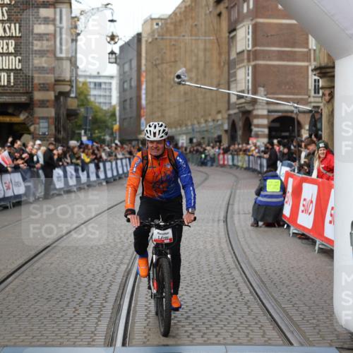 05.10.2025 - 20. swb-Marathon Bremen Yannick Fuchs http://msf.ph/oto/9276567 05.10.2025 12:37:47 Ziel  meine-sportfotos.de