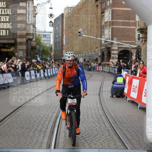 05.10.2025 - 20. swb-Marathon Bremen Yannick Fuchs http://msf.ph/oto/9276576 05.10.2025 12:37:47 Ziel  meine-sportfotos.de
