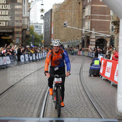 05.10.2025 - 20. swb-Marathon Bremen Yannick Fuchs http://msf.ph/oto/9276583 05.10.2025 12:37:47 Ziel  meine-sportfotos.de
