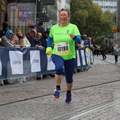 05.10.2025 - 20. swb-Marathon Bremen Strokosch-Dieckow http://msf.ph/oto/9276588 05.10.2025 11:12:43 Ziel 10186, 10190 meine-sportfotos.de
