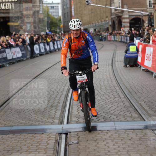 05.10.2025 - 20. swb-Marathon Bremen Yannick Fuchs http://msf.ph/oto/9276591 05.10.2025 12:37:48 Ziel  meine-sportfotos.de
