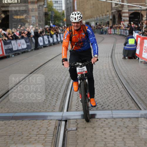 05.10.2025 - 20. swb-Marathon Bremen Yannick Fuchs http://msf.ph/oto/9276602 05.10.2025 12:37:48 Ziel  meine-sportfotos.de