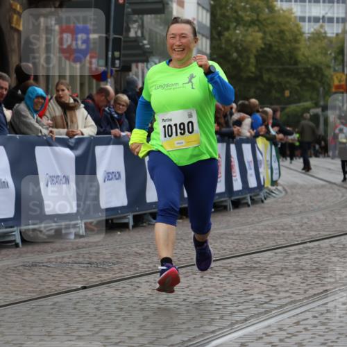 05.10.2025 - 20. swb-Marathon Bremen Strokosch-Dieckow http://msf.ph/oto/9276605 05.10.2025 11:12:43 Ziel 10186, 10190 meine-sportfotos.de