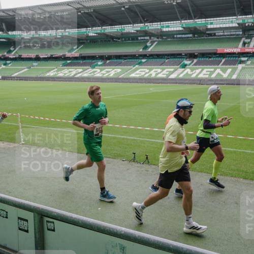 05.10.2025 - 20. swb-Marathon Bremen Michael Burmester http://msf.ph/oto/9276615 05.10.2025 12:54:52 Laufen im Stadion 53, 82, 104, 124, 132, 169, 289, 319, 417, 504, 524, 663, 944, 1308, 1474, 1483, 1543, 1721, 1737, 1896, 1897, 1945, 1976, 2024, 2180, 2265, 2274, 2431, 2494, 2573, 2642, 2767, 2841, 3069, 3193, 3212, 3224, 3359, 3436, 3531, 3703, 3848, 4257, 4595, 4672, 4771, 4816, 4837, 4919, 4949, 4958, 5022, 5034, 5206, 5452, 5666, 5869, 5978, 6184, 6527, 6583, 6649, 6683, 6853, 7052, 7279, 7494, 7508, 7814, 7928, 7986, 8642, 8653, 8737, 250, 507, 524, 756, 950, 1165, 1460 meine-sportfotos.de