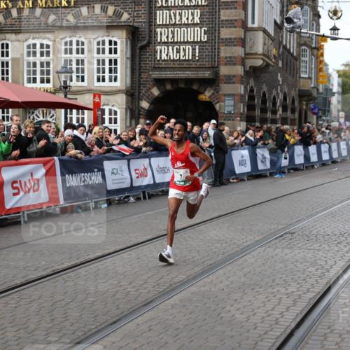 05.10.2025 - 20. swb-Marathon Bremen Yannick Fuchs http://msf.ph/oto/9276711 05.10.2025 12:38:41 Ziel 7 meine-sportfotos.de