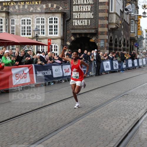 05.10.2025 - 20. swb-Marathon Bremen Yannick Fuchs http://msf.ph/oto/9276728 05.10.2025 12:38:41 Ziel 7 meine-sportfotos.de