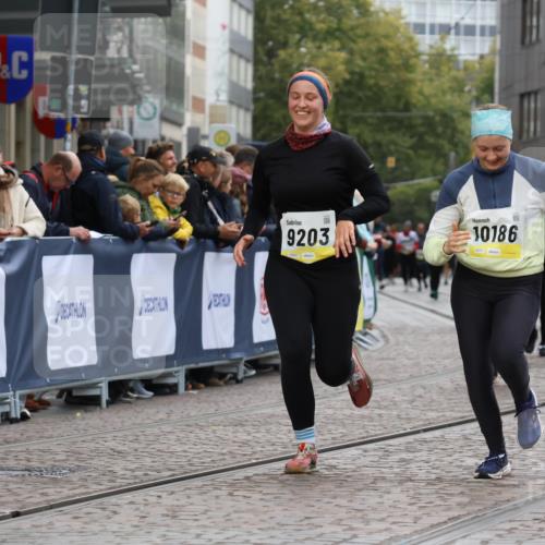 05.10.2025 - 20. swb-Marathon Bremen Strokosch-Dieckow http://msf.ph/oto/9276735 05.10.2025 11:12:52 Ziel 9203, 10186, 11118, 11252 meine-sportfotos.de