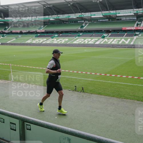 05.10.2025 - 20. swb-Marathon Bremen Michael Burmester http://msf.ph/oto/9276755 05.10.2025 12:55:11 Laufen im Stadion 82, 104, 124, 169, 319, 417, 663, 944, 1308, 1326, 1474, 1483, 1531, 1721, 1737, 1897, 1910, 1945, 2022, 2024, 2180, 2265, 2274, 2431, 2494, 2642, 2716, 2767, 3069, 3224, 3359, 3436, 3489, 3531, 3838, 3848, 3944, 4212, 4257, 4595, 4672, 4771, 4816, 4823, 4837, 4919, 4958, 5034, 5177, 5452, 5554, 5833, 5869, 5907, 6106, 6184, 6527, 6649, 6683, 7052, 7814, 7928, 7986, 8642, 8653, 53, 132, 289, 504, 524, 756, 1896, 1976, 2573, 2841, 3212, 5022, 5206, 5978 meine-sportfotos.de