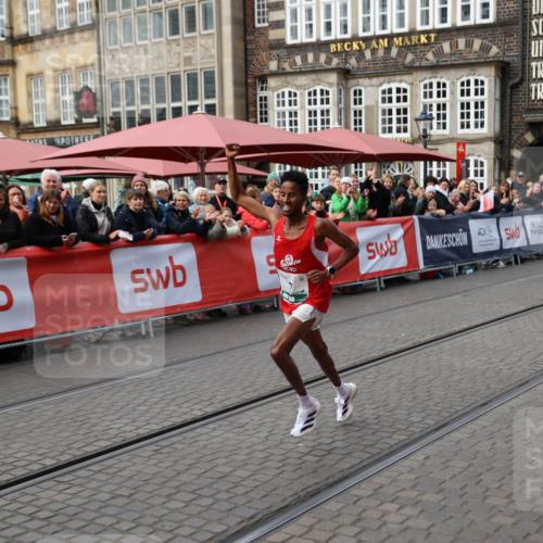 05.10.2025 - 20. swb-Marathon Bremen Yannick Fuchs http://msf.ph/oto/9276756 05.10.2025 12:38:42 Ziel 7 meine-sportfotos.de