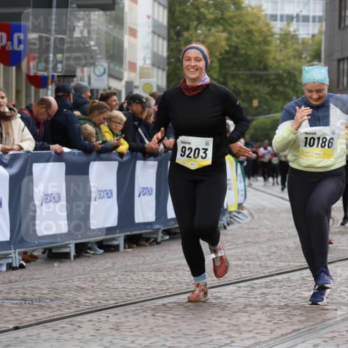 05.10.2025 - 20. swb-Marathon Bremen Strokosch-Dieckow http://msf.ph/oto/9276757 05.10.2025 11:12:52 Ziel 9203, 10186, 11118, 11252 meine-sportfotos.de