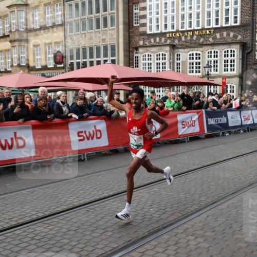 05.10.2025 - 20. swb-Marathon Bremen Yannick Fuchs http://msf.ph/oto/9276764 05.10.2025 12:38:42 Ziel 7 meine-sportfotos.de