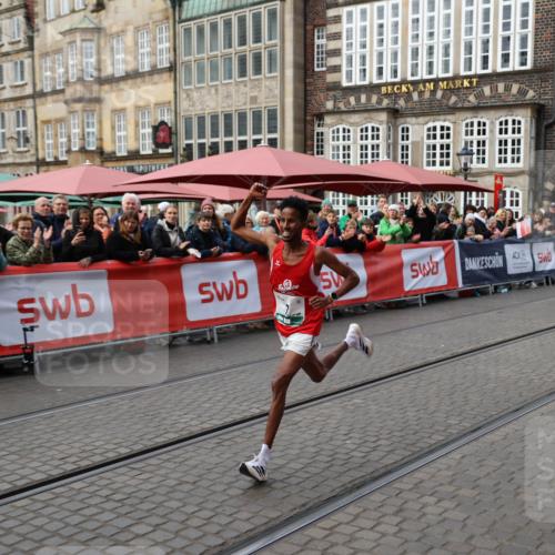 05.10.2025 - 20. swb-Marathon Bremen Yannick Fuchs http://msf.ph/oto/9276773 05.10.2025 12:38:42 Ziel 7 meine-sportfotos.de