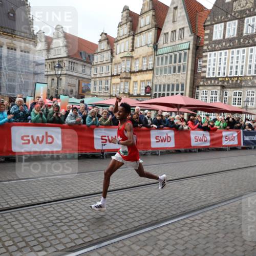 05.10.2025 - 20. swb-Marathon Bremen Yannick Fuchs http://msf.ph/oto/9276781 05.10.2025 12:38:42 Ziel 7 meine-sportfotos.de