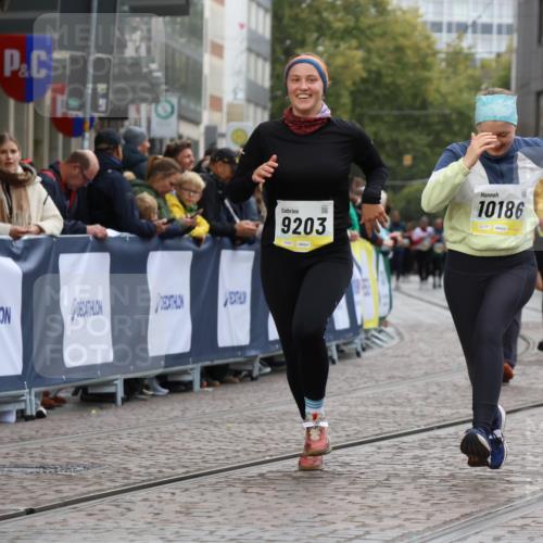 05.10.2025 - 20. swb-Marathon Bremen Strokosch-Dieckow http://msf.ph/oto/9276783 05.10.2025 11:12:52 Ziel 9203, 10186, 11118, 11252 meine-sportfotos.de