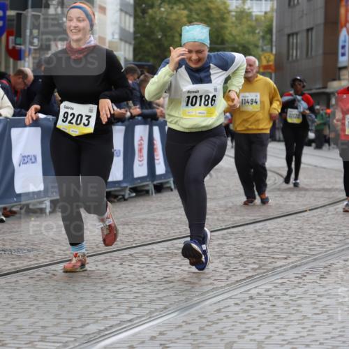 05.10.2025 - 20. swb-Marathon Bremen Strokosch-Dieckow http://msf.ph/oto/9276803 05.10.2025 11:12:52 Ziel 9203, 10186, 11118, 11252 meine-sportfotos.de