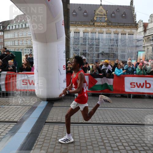05.10.2025 - 20. swb-Marathon Bremen Yannick Fuchs http://msf.ph/oto/9276815 05.10.2025 12:38:42 Ziel 7 meine-sportfotos.de