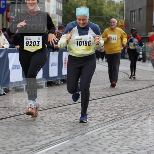 05.10.2025 - 20. swb-Marathon Bremen Strokosch-Dieckow http://msf.ph/oto/9276854 05.10.2025 11:12:52 Ziel 9203, 10186, 11118, 11252 meine-sportfotos.de