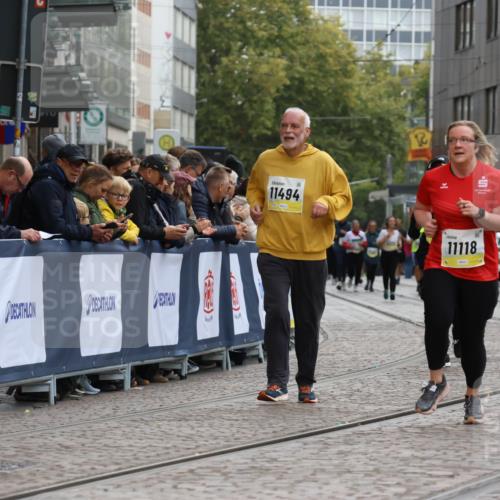 05.10.2025 - 20. swb-Marathon Bremen Strokosch-Dieckow http://msf.ph/oto/9276884 05.10.2025 11:12:54 Ziel 9203, 10041, 10186, 11118, 11252 meine-sportfotos.de