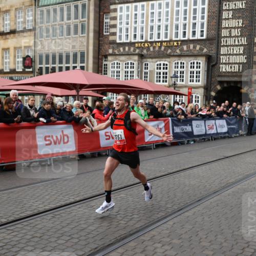 05.10.2025 - 20. swb-Marathon Bremen Yannick Fuchs http://msf.ph/oto/9276933 05.10.2025 12:38:48 Ziel 7, 1351 meine-sportfotos.de