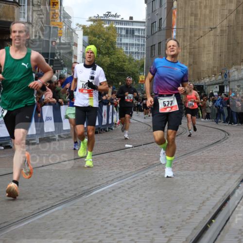 05.10.2025 - 20. swb-Marathon Bremen Strokosch-Dieckow http://msf.ph/oto/9276936 05.10.2025 13:04:43 Ziel 109, 577, 1265, 2057, 2188, 4966, 6463 meine-sportfotos.de