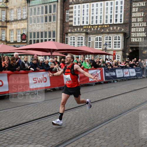 05.10.2025 - 20. swb-Marathon Bremen Yannick Fuchs http://msf.ph/oto/9276939 05.10.2025 12:38:48 Ziel 7, 1351 meine-sportfotos.de