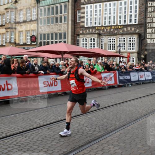 05.10.2025 - 20. swb-Marathon Bremen Yannick Fuchs http://msf.ph/oto/9276948 05.10.2025 12:38:48 Ziel 7, 1351 meine-sportfotos.de