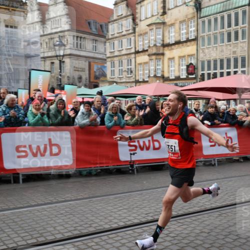 05.10.2025 - 20. swb-Marathon Bremen Yannick Fuchs http://msf.ph/oto/9276955 05.10.2025 12:38:49 Ziel 7, 1351 meine-sportfotos.de