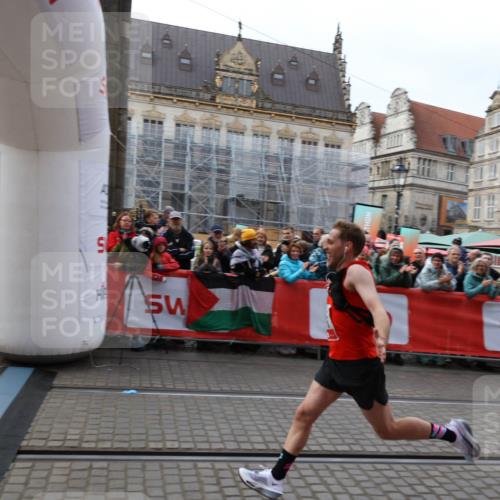 05.10.2025 - 20. swb-Marathon Bremen Yannick Fuchs http://msf.ph/oto/9276966 05.10.2025 12:38:49 Ziel 7, 1351 meine-sportfotos.de