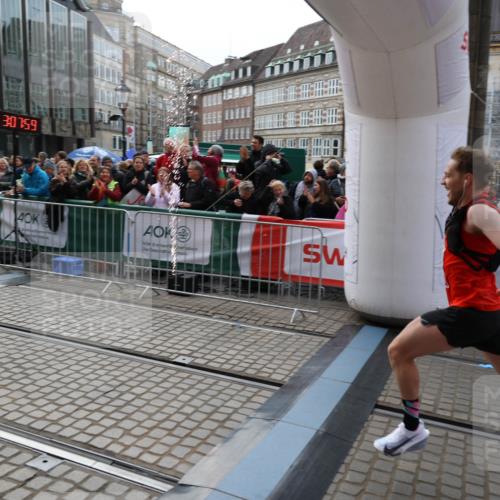 05.10.2025 - 20. swb-Marathon Bremen Yannick Fuchs http://msf.ph/oto/9276977 05.10.2025 12:38:49 Ziel 7, 1351 meine-sportfotos.de