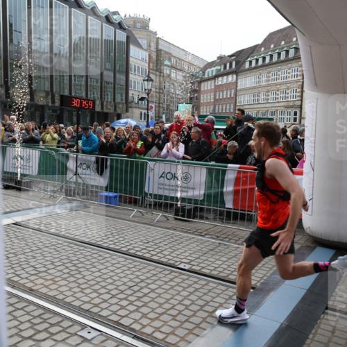 05.10.2025 - 20. swb-Marathon Bremen Yannick Fuchs http://msf.ph/oto/9276987 05.10.2025 12:38:49 Ziel 7, 1351 meine-sportfotos.de