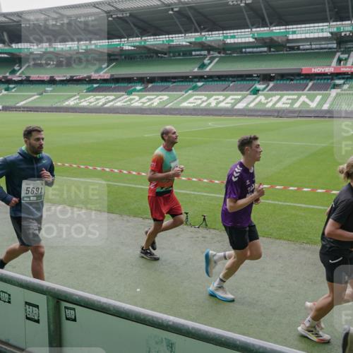 05.10.2025 - 20. swb-Marathon Bremen Michael Burmester http://msf.ph/oto/9276995 05.10.2025 12:55:38 Laufen im Stadion 78, 240, 663, 760, 984, 1261, 1326, 1490, 1531, 1737, 1774, 1825, 1910, 1931, 2022, 2162, 2431, 2459, 2490, 2494, 2605, 2642, 2716, 2884, 2942, 3074, 3489, 3515, 3519, 3612, 3749, 3838, 3944, 4079, 4116, 4149, 4195, 4212, 4288, 4432, 4456, 4771, 4796, 4823, 4853, 4919, 5034, 5093, 5152, 5177, 5289, 5484, 5554, 5615, 5691, 5719, 5833, 5907, 6048, 6106, 6184, 6276, 6515, 6527, 6570, 6615, 6649, 6744, 6820, 6937, 8060, 8144, 82, 104, 124, 169 meine-sportfotos.de