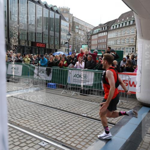 05.10.2025 - 20. swb-Marathon Bremen Yannick Fuchs http://msf.ph/oto/9276999 05.10.2025 12:38:50 Ziel 1351 meine-sportfotos.de