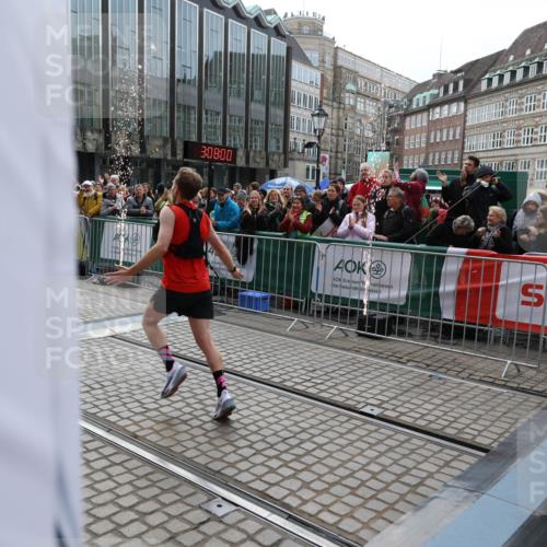 05.10.2025 - 20. swb-Marathon Bremen Yannick Fuchs http://msf.ph/oto/9277012 05.10.2025 12:38:50 Ziel 1351 meine-sportfotos.de
